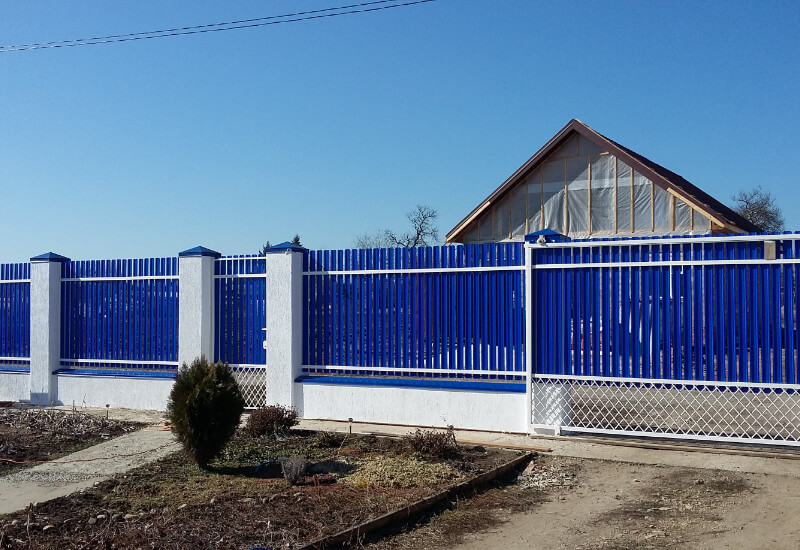 Забор из евроштакетника RAL5002 синий ультра, секция горизонт в Экибастузе фото 1