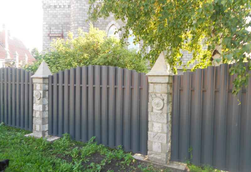  Забор из евроштакетника серого со светлыми столбами Экибастуз фото 2