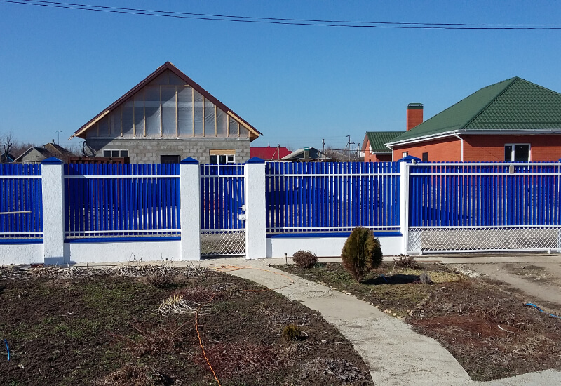 Забор из металлоштакетника синего с белыми столбами в Экибастузе фото 2