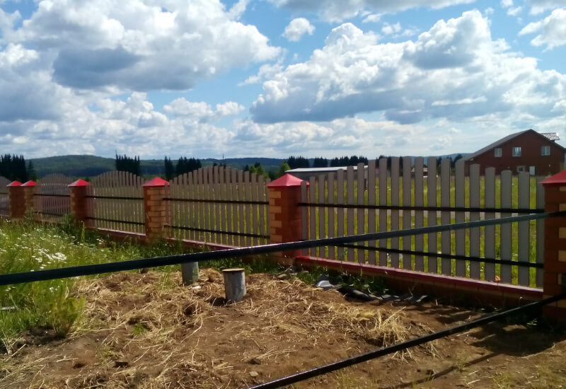 Забор из евроштакетника RAL3003 рубин, секция горкой в Экибастузе фото 1