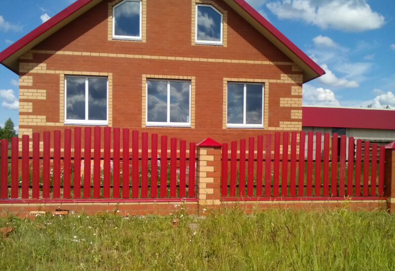 Забор из металлоштакетника цвета рубин с кирпичными столбами в Экибастузе фото 2