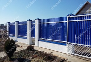 Фото забора из синего штакетника в Экибастузе